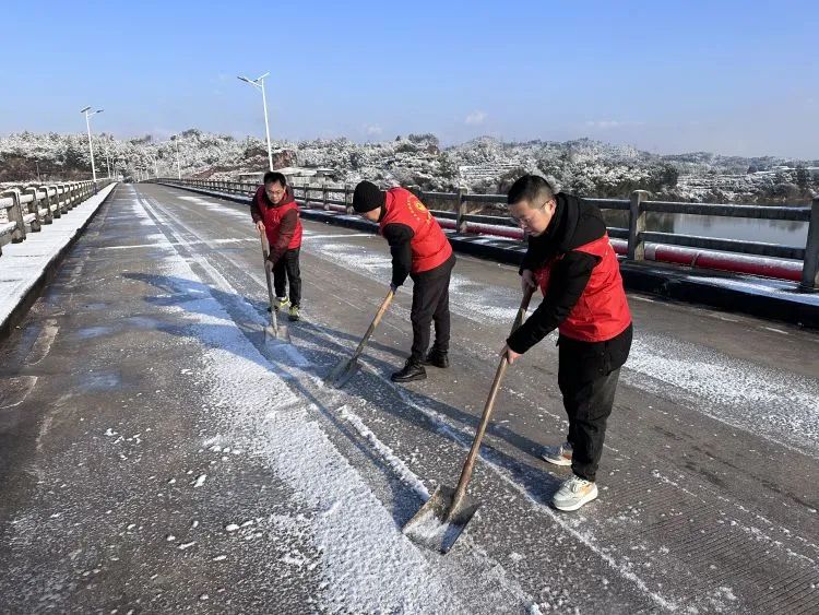 【闻“雪”而动】以雪为令齐行动 “医”路畅通护安全