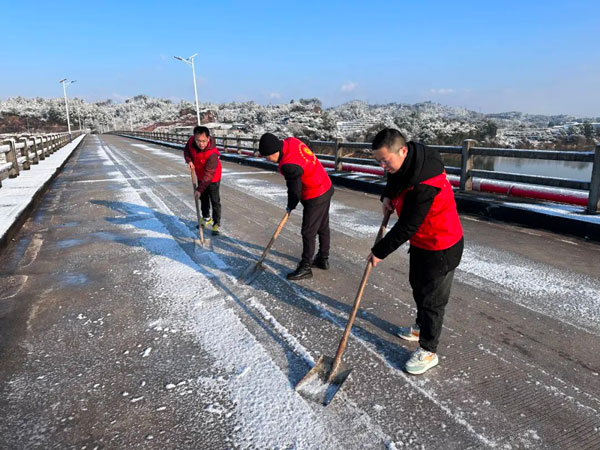 【闻“雪”而动】医院驻村工作队大雪里保畅通送温情