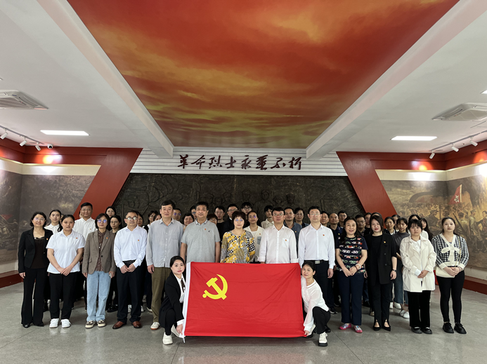 缅怀先烈扬精神 党团共建立担当