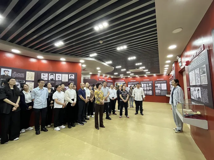 缅怀先烈扬精神 党团共建立担当