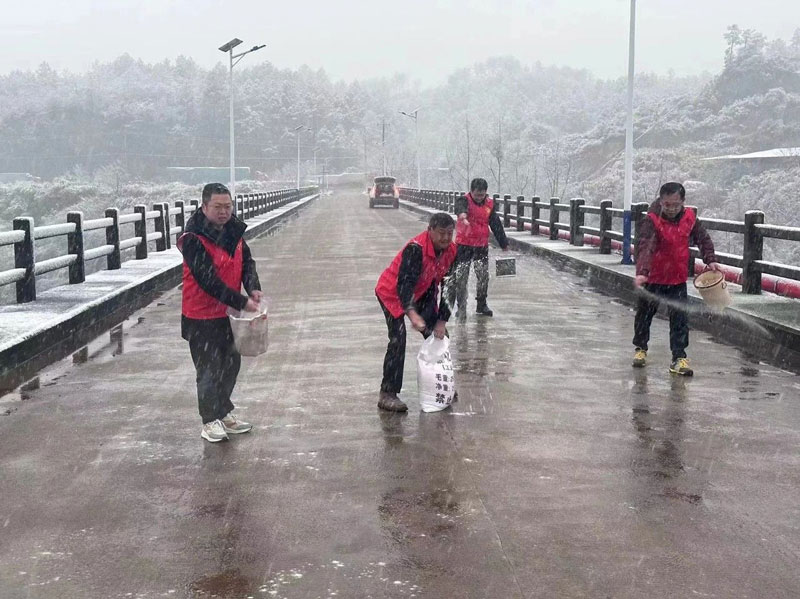 医院驻村工作队大雪里保畅通送温情
