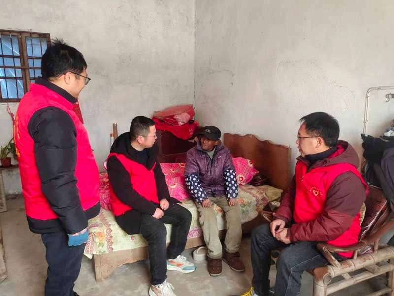 医院驻村工作队大雪里保畅通送温情