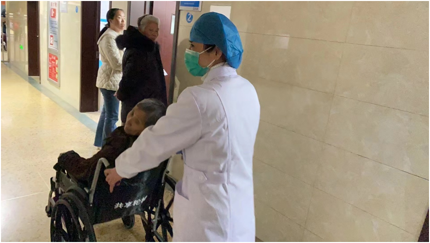 大型写实照片展《医务人员的春节》