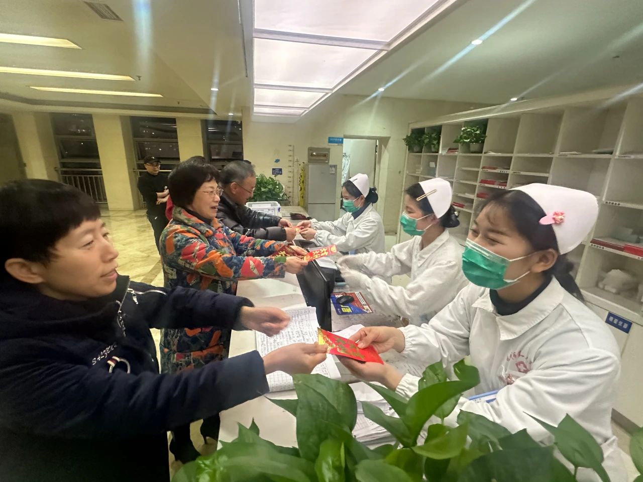 抚州市第一人民医院领导除夕暖心慰问坚守一线职工