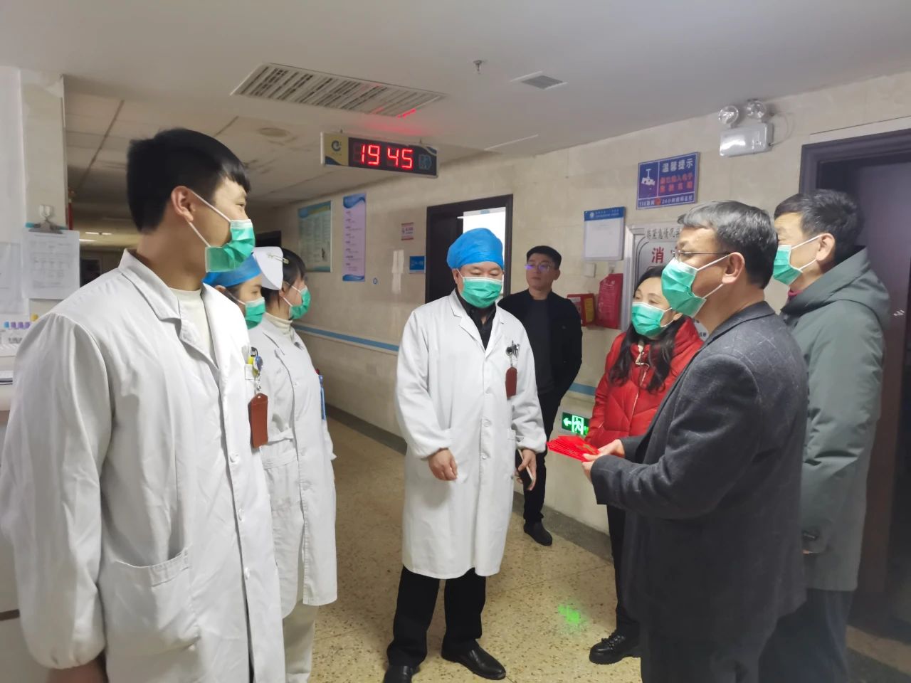 抚州市第一人民医院领导除夕暖心慰问坚守一线职工