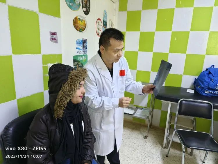 我院支援突尼斯医疗队队员龚维良、曾胜荣载誉凯旋