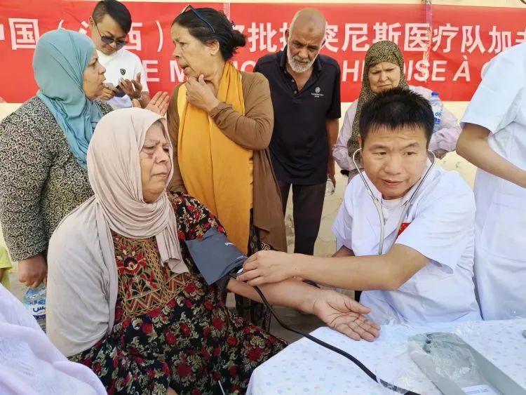 我院支援突尼斯医疗队队员龚维良、曾胜荣载誉凯旋