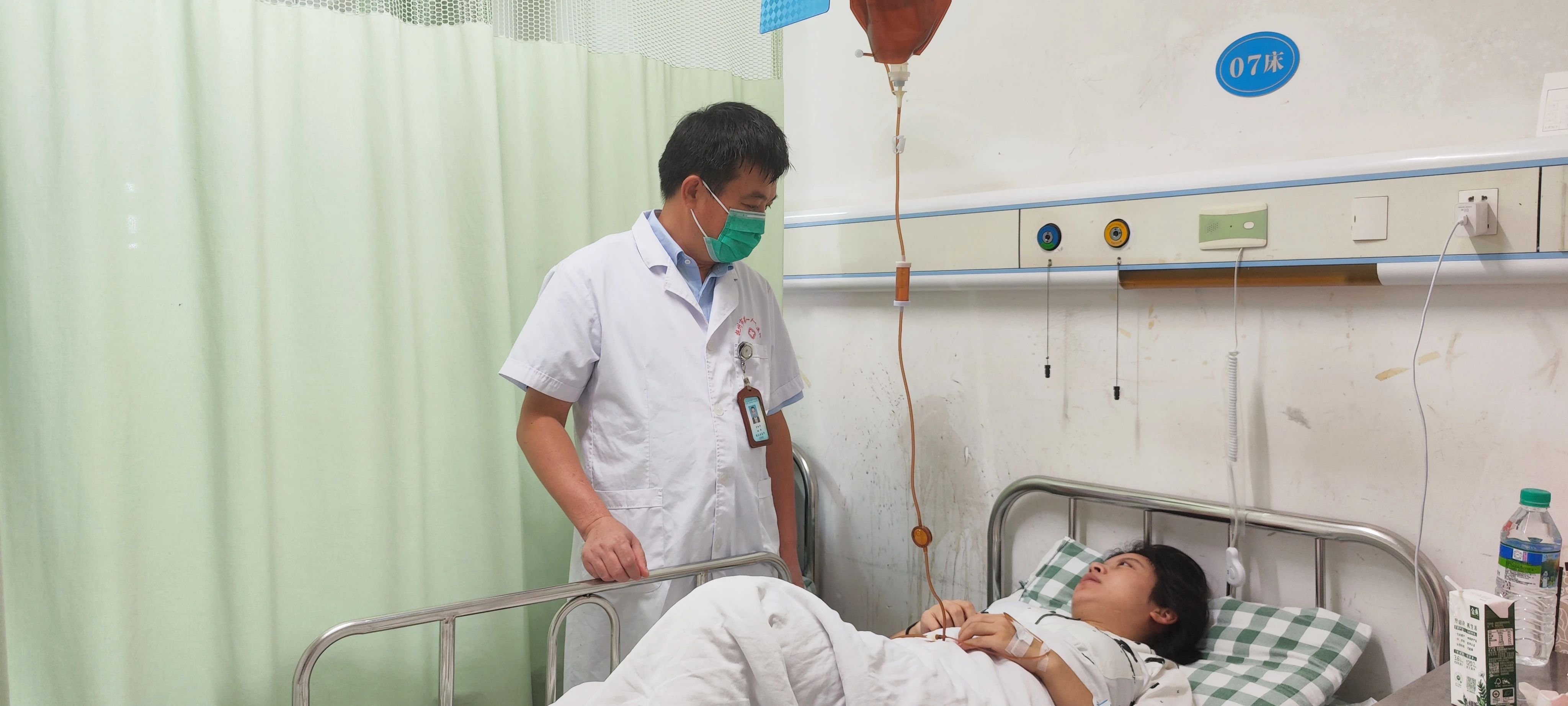 我院万和平、黄慧姣分别获得2023抚州“最美医生”“最美护士”称号