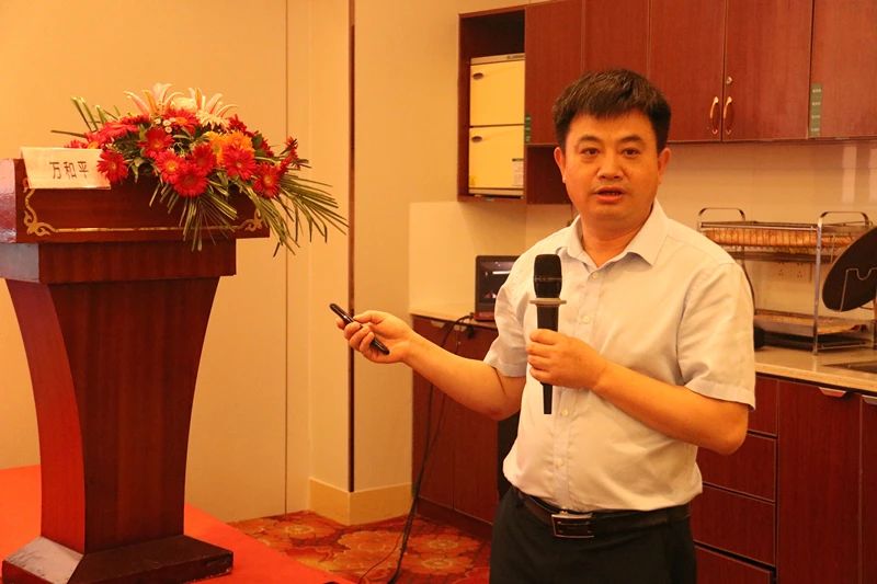 我院万和平、黄慧姣分别获得2023抚州“最美医生”“最美护士”称号