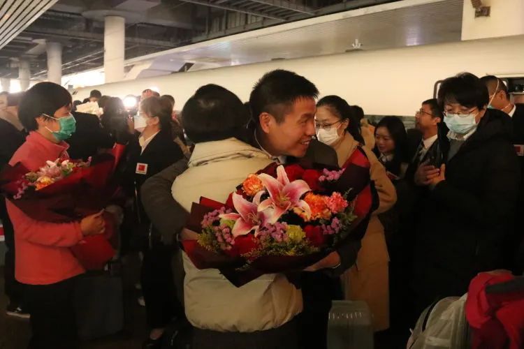 我院支援突尼斯医疗队队员龚维良、曾胜荣载誉凯旋