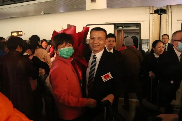 我院支援突尼斯医疗队队员龚维良、曾胜荣载誉凯旋