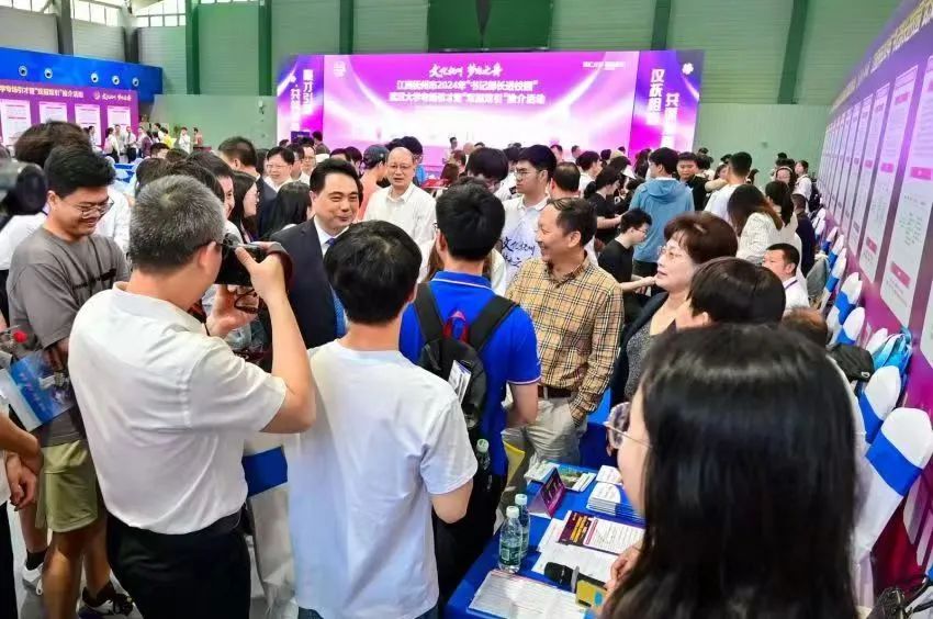 院党委书记李昱带队参加江西省抚州市2024年“书记部长进校园”武汉大学专场引才暨“双招双引”推介活动