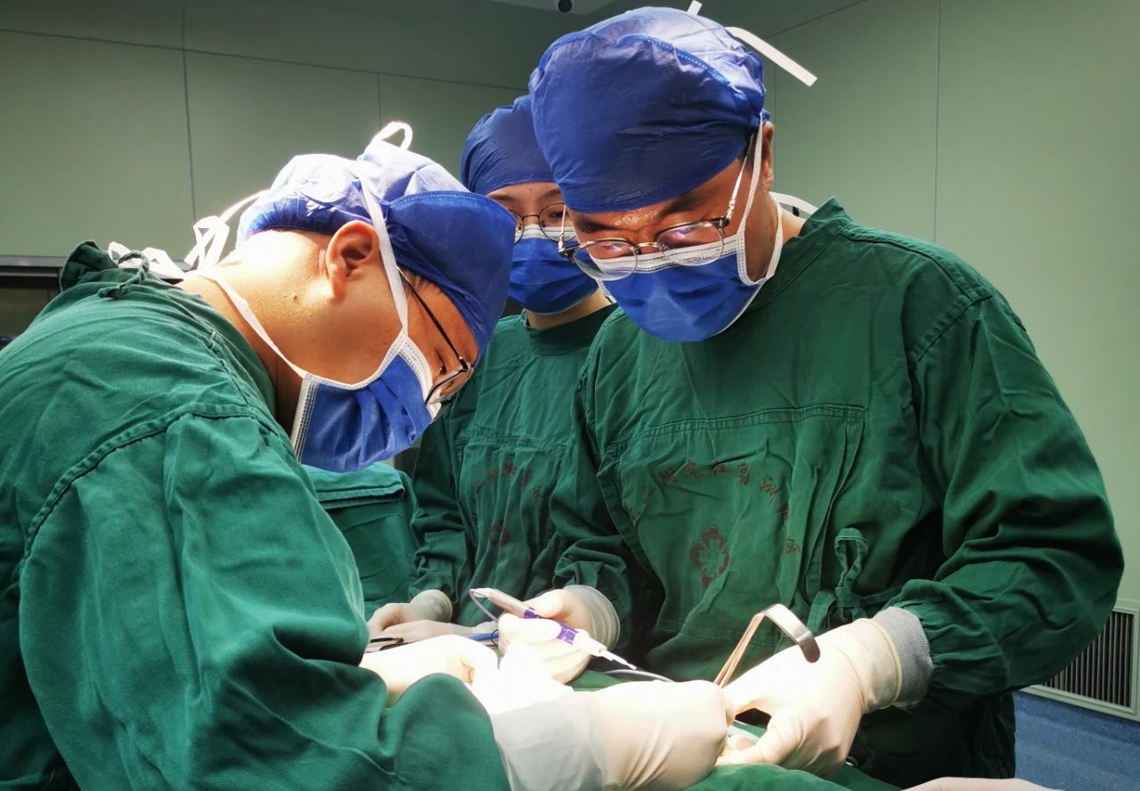 我院胸外科成功独立完成抚州首例双侧甲状旁腺全切除+自体甲状旁腺移植术